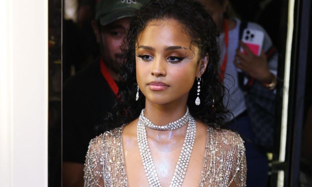 Gaun Emas Valentino Milik Tyla Sukses Curi Perhatian Di Met Gala