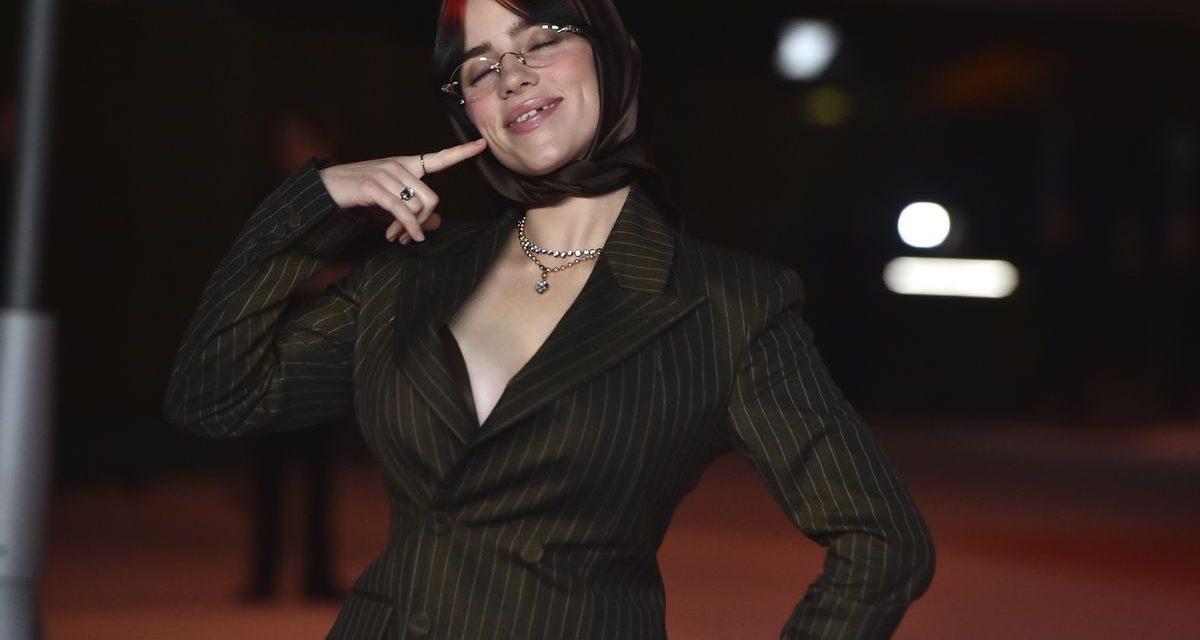 Gaya Busana Billie Eilish Jadi Kiblat Baru Di Paris Fashion Week