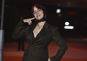 Gaya Busana Billie Eilish Jadi Kiblat Baru Di Paris Fashion Week