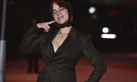Gaya Busana Billie Eilish Jadi Kiblat Baru Di Paris Fashion Week