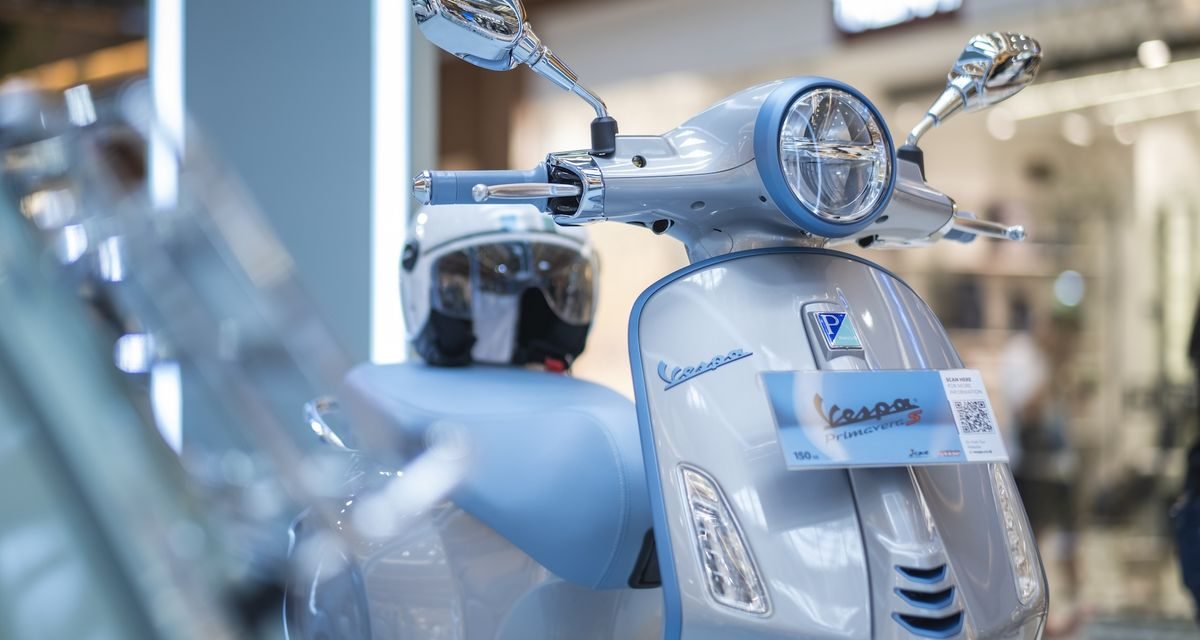 Vespa Rilis Model Terbatas Warna Eksklusif Deep Ocean Blue