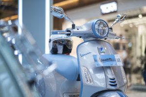 Vespa Rilis Model Terbatas Warna Eksklusif Deep Ocean Blue