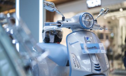 Vespa Rilis Model Terbatas Warna Eksklusif Deep Ocean Blue