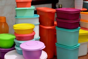 Trik Mengatasi Bau Sisa Makanan Di Wadah Plastik Secara Alami
