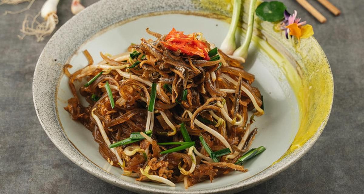 Mengenal Mie Sagu: Sajian Mi Kenyal Berkuah Kaldu Ikan Udang