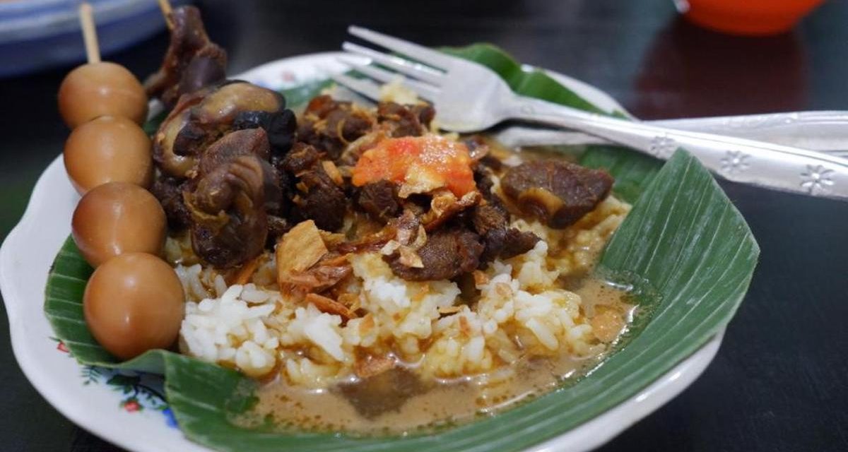 Menikmati Nasi Gandul Pati Berkuah Santan Berpadu Bacem