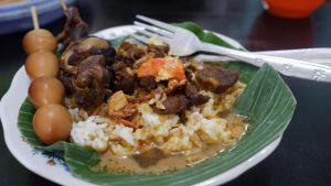 Menikmati Nasi Gandul Pati Berkuah Santan Berpadu Bacem