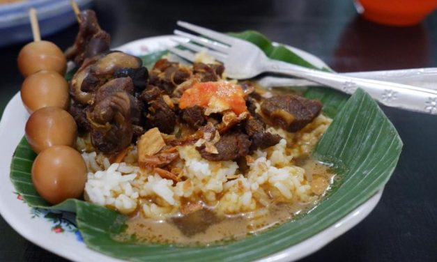 Menikmati Nasi Gandul Pati Berkuah Santan Berpadu Bacem