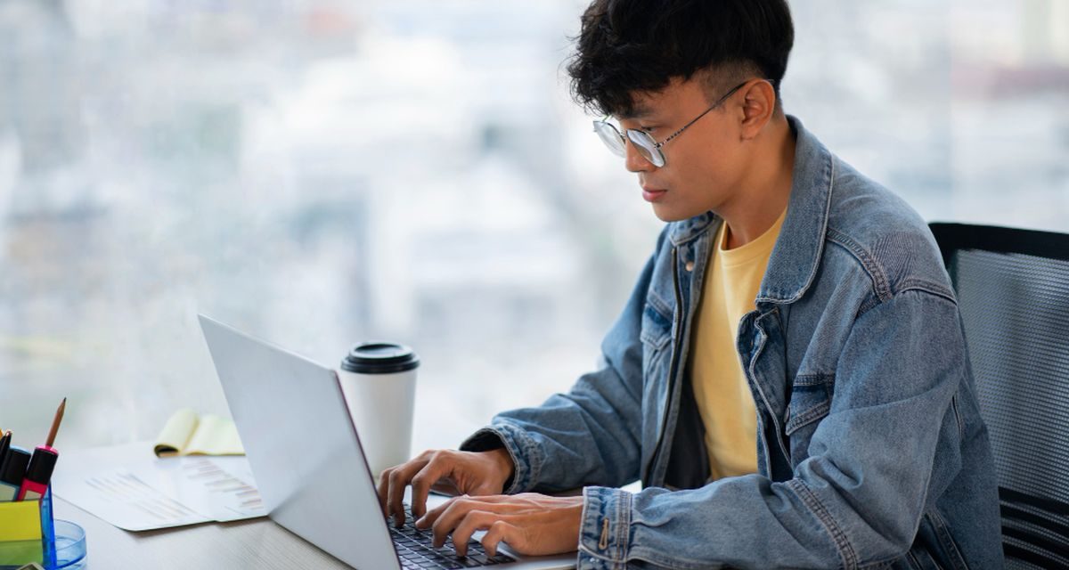 Waspada Screen Apnea Saat Menatap Layar Laptop Terlalu Fokus
