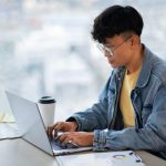 Waspada Screen Apnea Saat Menatap Layar Laptop Terlalu Fokus