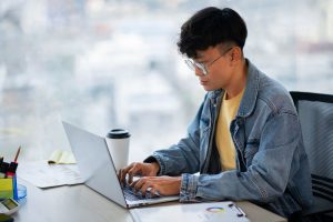 Waspada Screen Apnea Saat Menatap Layar Laptop Terlalu Fokus