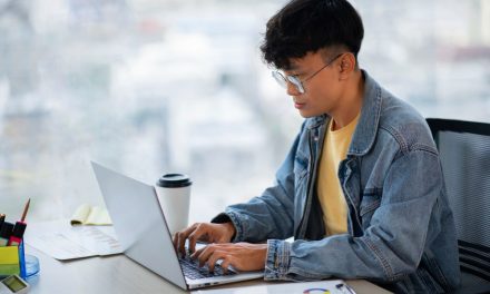 Waspada Screen Apnea Saat Menatap Layar Laptop Terlalu Fokus