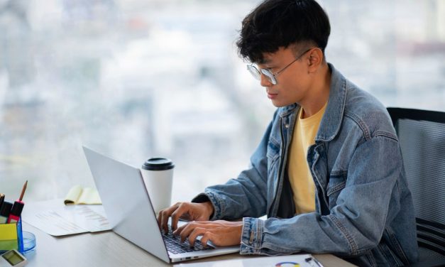 Waspada Screen Apnea Saat Menatap Layar Laptop Terlalu Fokus